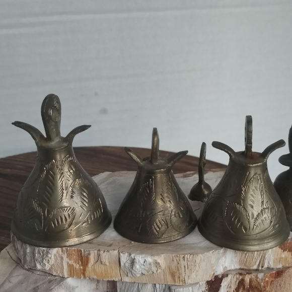 Bells Of Sarna India Brass Etched Bells Lot Of 5 different Size Bells Christmas - Picture 10 of 16